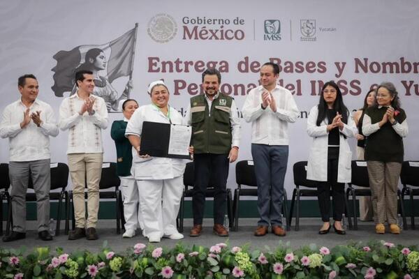 Entregan 124 bases y nombramientos a personal del IMSS en Yucatán