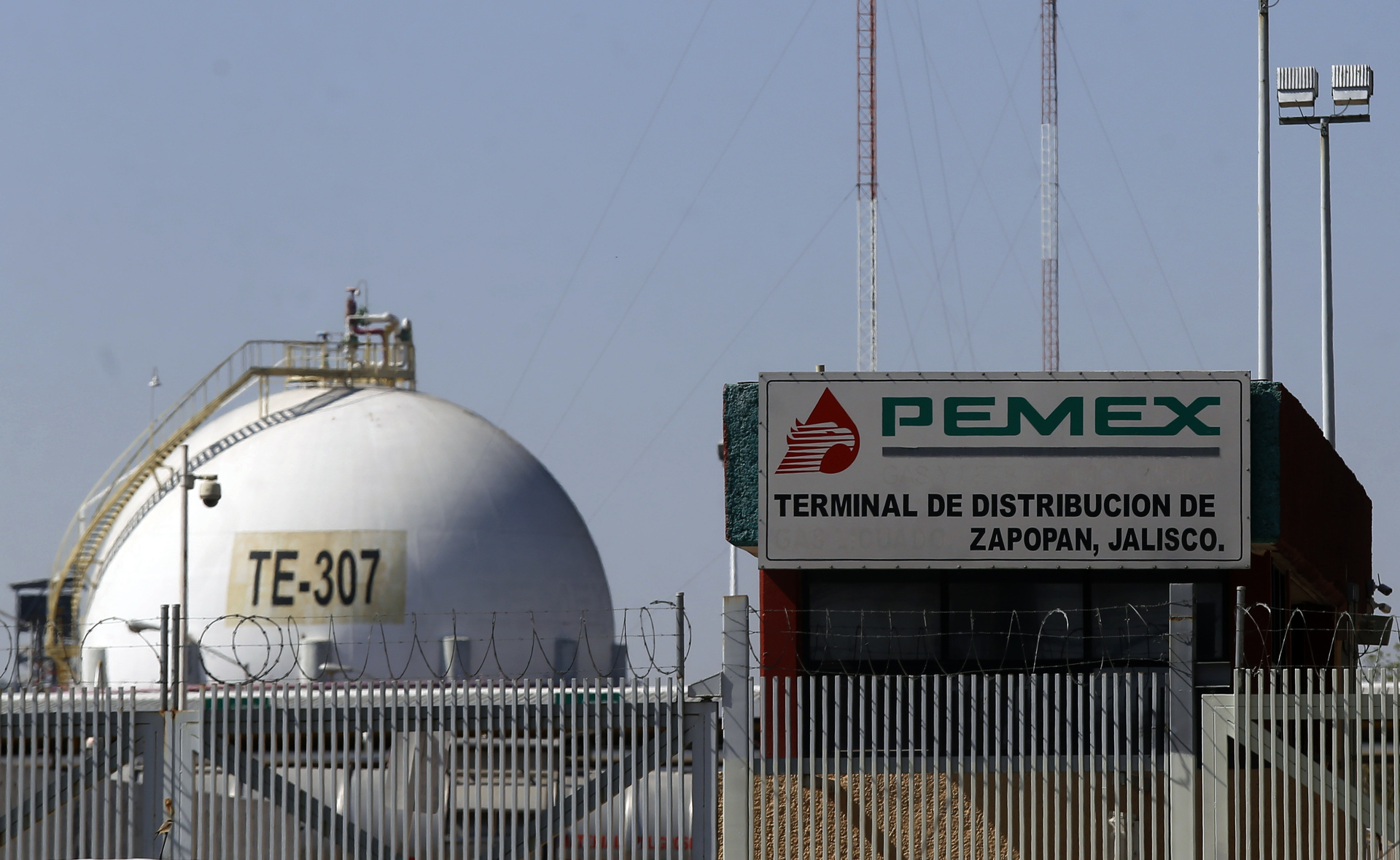 Fiscalía de México inhabilita 13 tomas clandestinas en oleoductos de Pemex en Jalisco