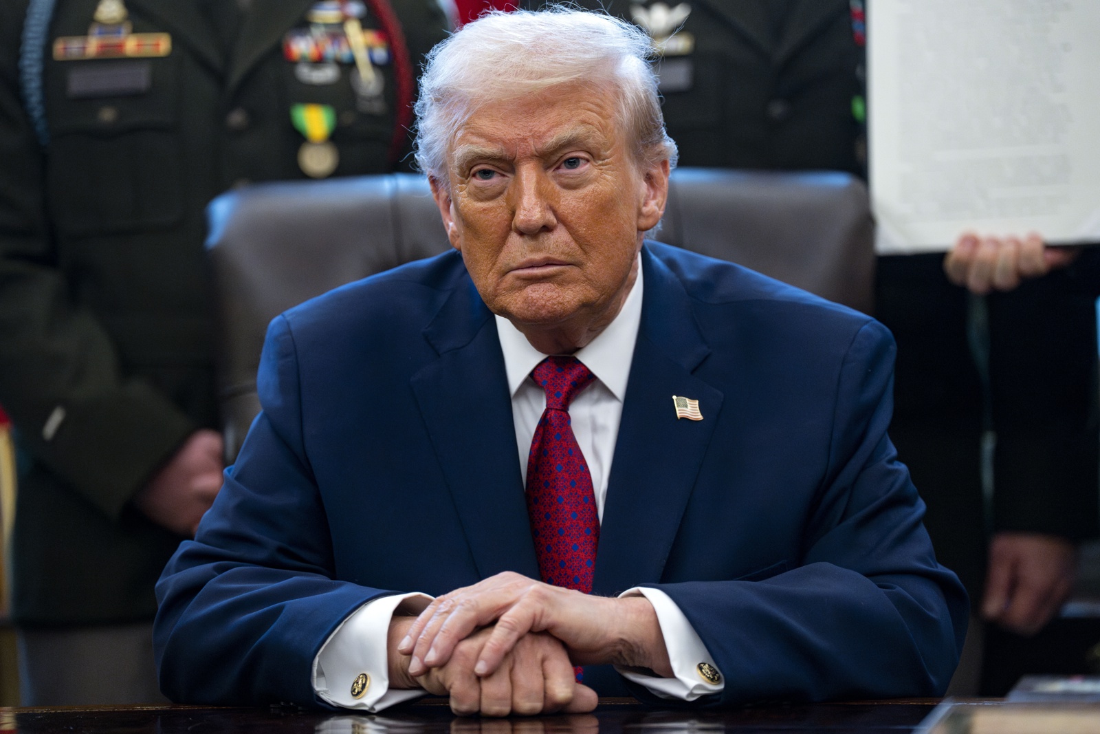 Donald Trump asegura que la flota enviada a Irán está lista para actuar como en Venezuela