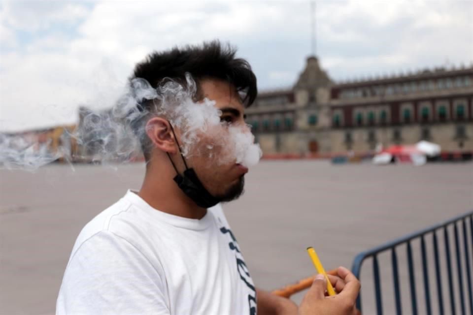 Entra en vigor prohibición de vapeadores y cigarros electrónicos en México