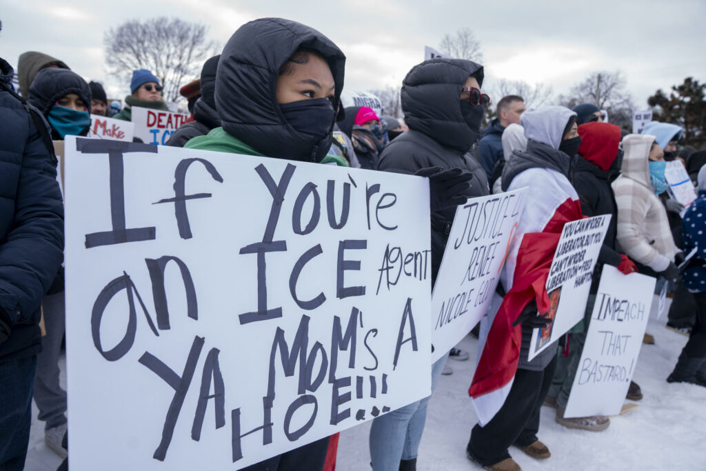 Las tensiones en Minneapolis por la actuación del ICE se disparan tras la amenaza de Trump