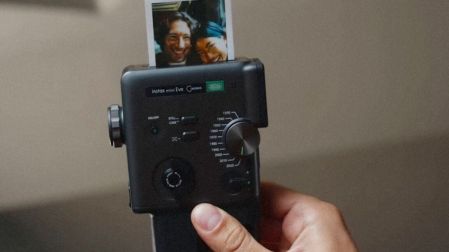 Fujifilm lanza cámara con filtros por décadas e impresión instantánea