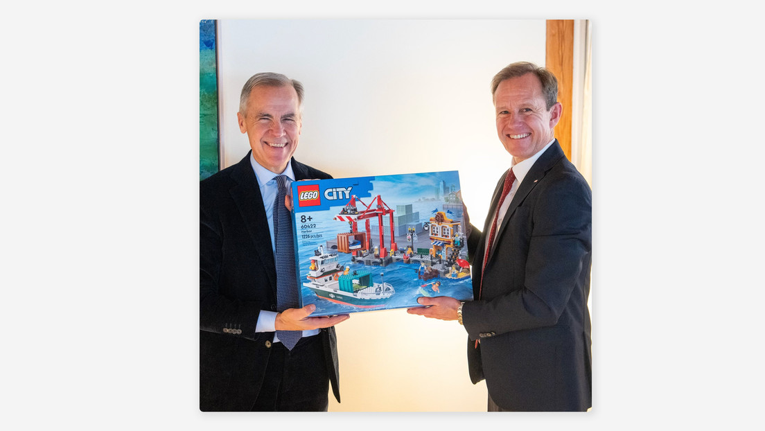 La Red se mofa del primer ministro de Canadá tras recibir un Lego como regalo del embajador danés