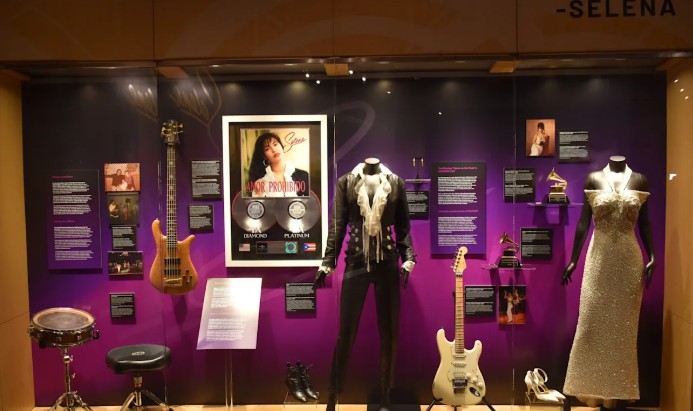 La exhibición de Selena reúne objetos íntimos en un momento clave para su familia