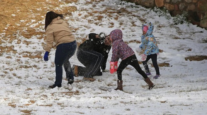 Nieve cubre la fronteriza mexicana Ciudad Juárez, en alerta por temperaturas de hasta -6°C