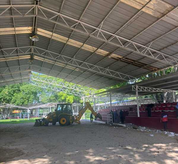 Javier May cumple: inicia la renovación histórica de la pista de calificaciones del stand ganadero