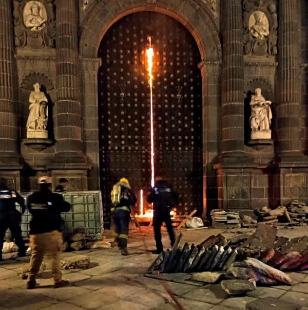 Dos hombres prendieron fuego en la Catedral de Puebla
