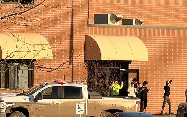 Al menos diez personas mueren en un tiroteo en una escuela del oeste de Canadá