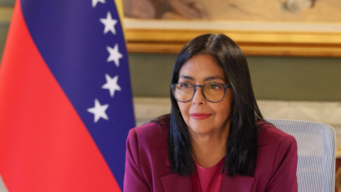 Donald Trump atribuye a la política la defensa de Maduro hecha por Rodríguez, y dice entenderla