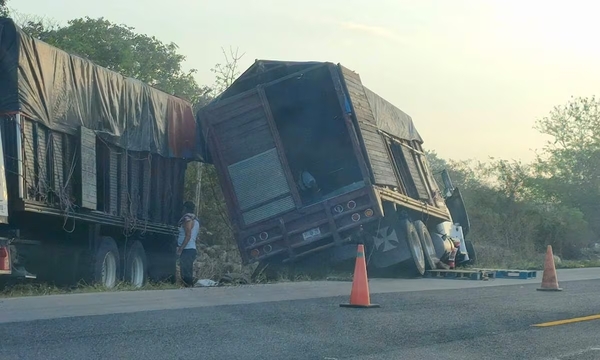 Camión invade carril y cae a zanja en Yucatán