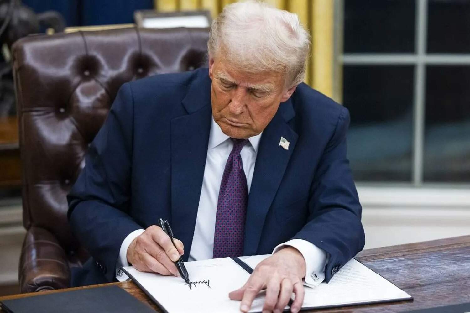 Trump impone arancel del 25% a los países que compren bienes o servicios a Irán