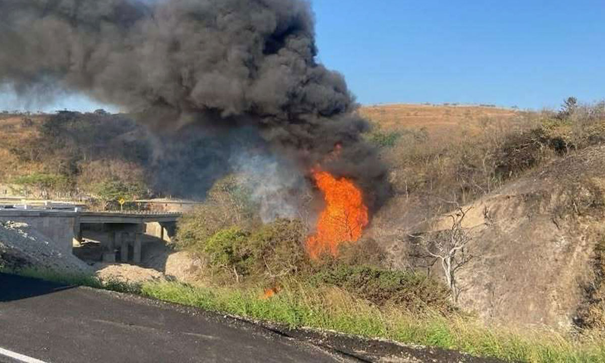 Explosión de ducto de Pemex en Oaxaca deja tres muertos y seis heridos