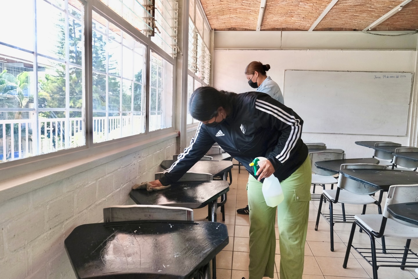 Ordenan cubrebocas en escuelas de Jalisco por brote de sarampión