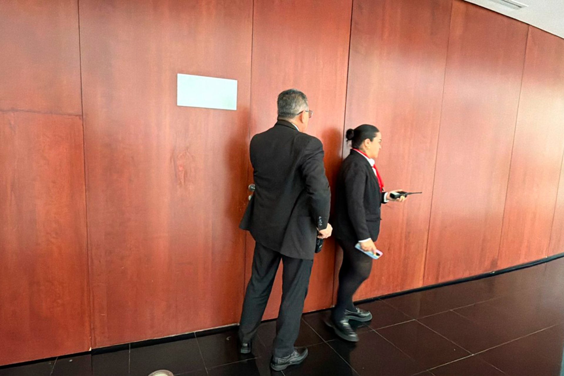 Clausuran estética en el Senado; argumentan que era pagado por legisladoras