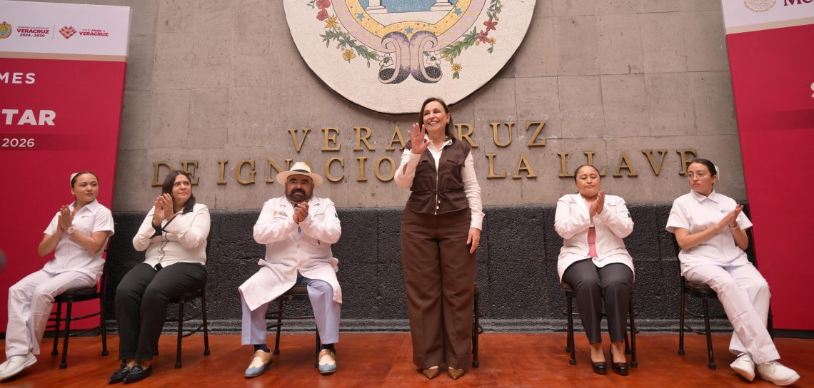 Refuerzan salud en Veracruz con uniformes y ambulancias