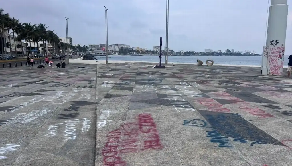 Vandalizan Plaza de la Soberanía tras marcha del 8M en Veracruz