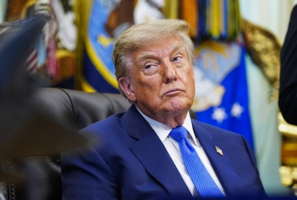 Trump elimina apoyo federal a tratamientos de transición para menores