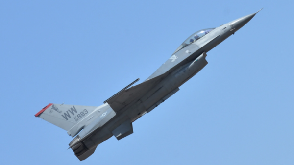 Se estrella F-16 en Michigan; piloto logra salvarse
