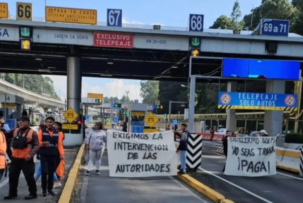 Bloqueo en la México-Toluca provoca caos por reclamo de salarios
