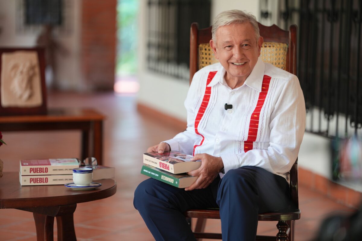 AMLO reaparece para presentar su libro “Pueblo” y respalda a Sheinbaum