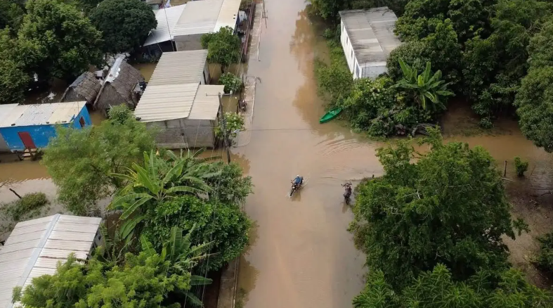 Desbordamiento de río provoca inundaciones en Veracruz