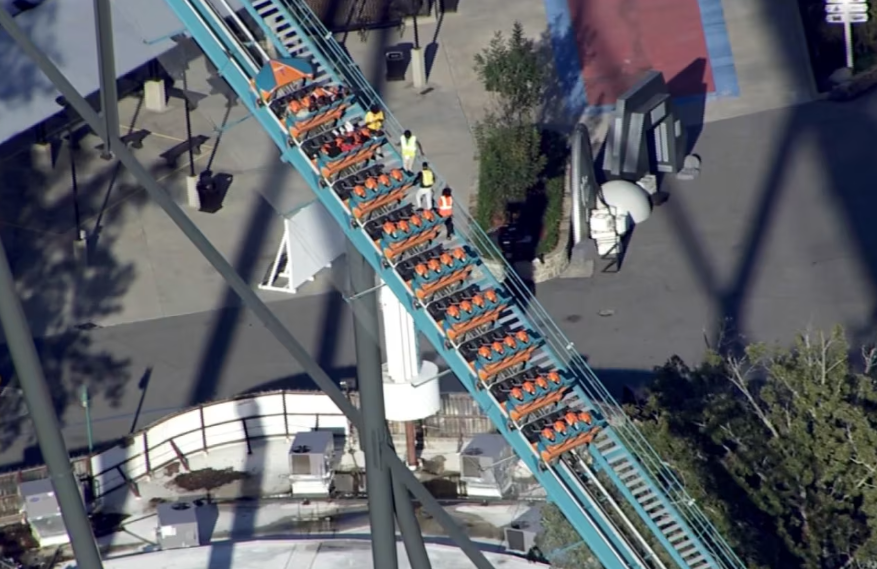 Hombre muere tras caer de montaña rusa en Six Flags