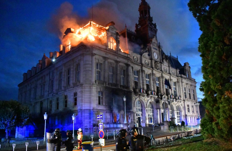 Protestas en Francia desatan incendio en histórico ayuntamiento de Limoges