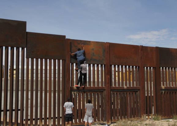 Trump recurre a la Suprema Corte para continuar construcción del muro fronterizo en Texas