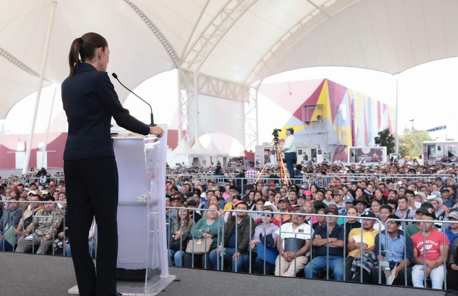 Sheinbaum entrega recursos de reubicación de vivienda por lluvias de 2025