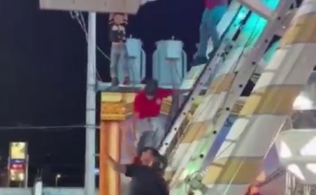 Niño se cuelga de Rueda de la Fortuna y es rescatado en Torreón