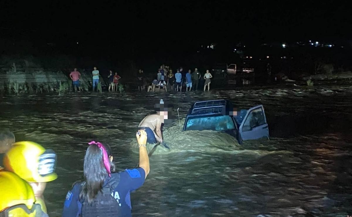 Rescatan a 41 personas tras fuertes lluvias en Baja California Sur
