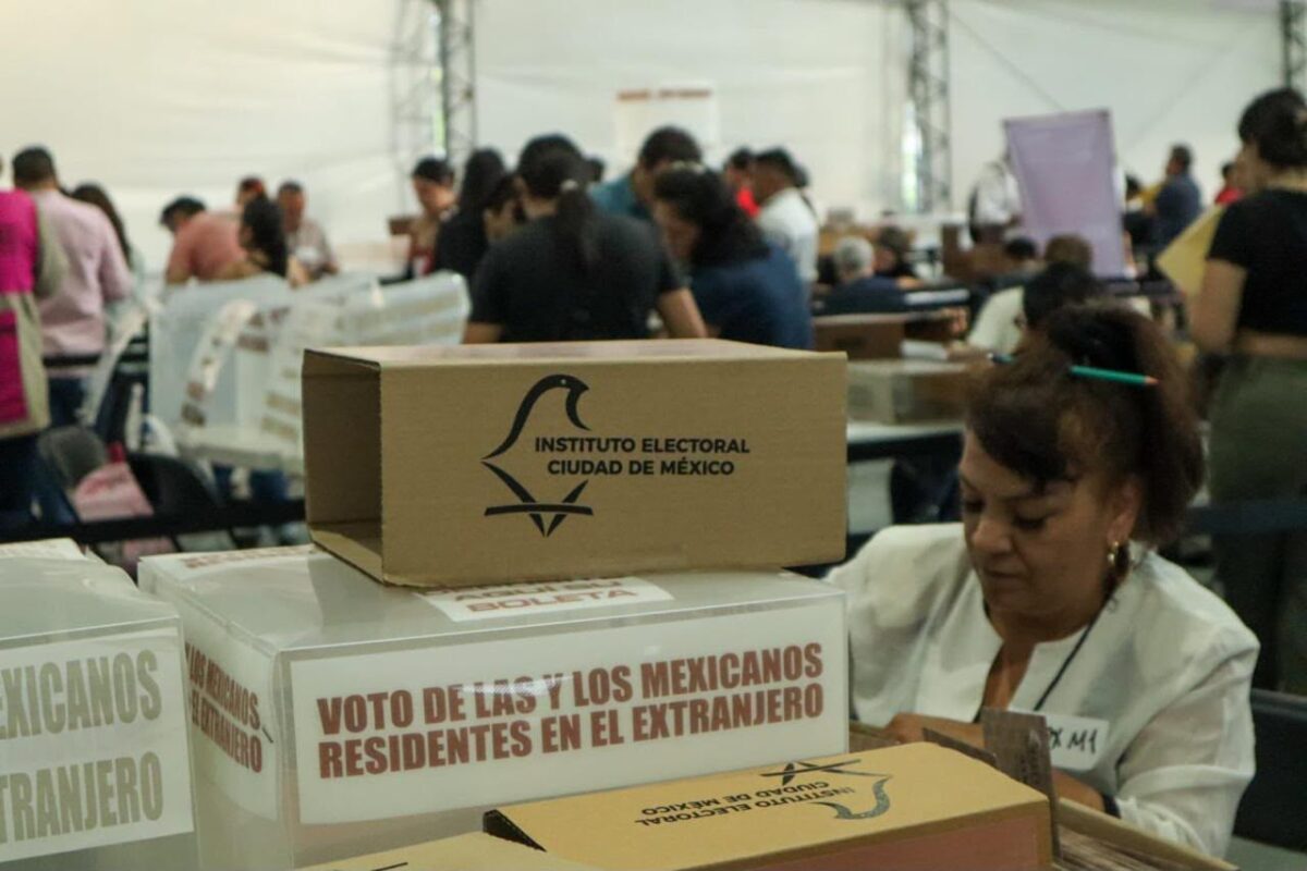 Más de 167 mil capitalinos en el extranjero ya recibieron su credencial para votar