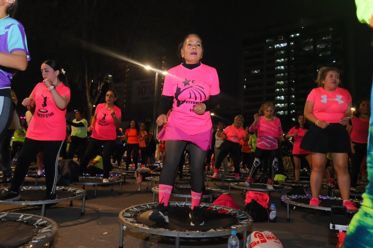 Noche neón reúne a más de 400 personas en la Glorieta de Insurgentes